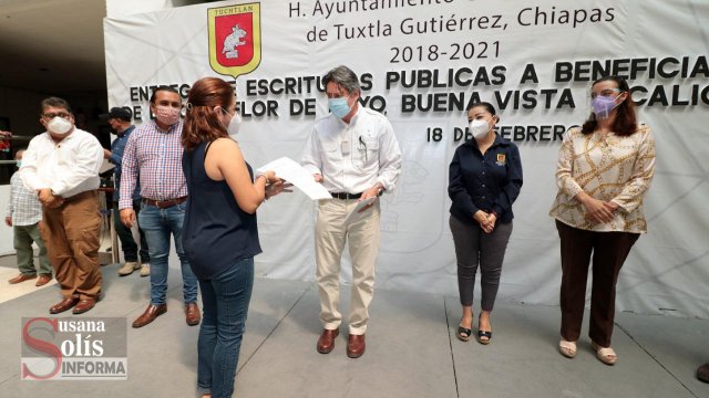 Susana Solis Informa Entrega Carlos Morales Vázquez Escrituras Públicas a familias tuxtlecas