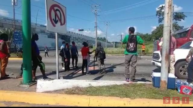 Susana Solis Informa HAITIANOS bloquean carretera en Tapachula