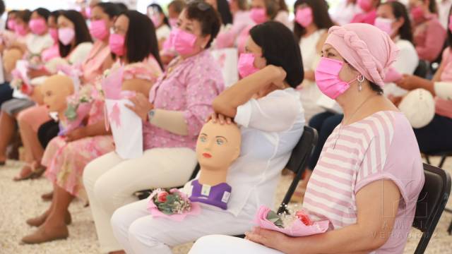 Susana Solis Informa ENTREGA Rutilio Escandón prótesis, medicamentos y pelucas oncológicas a pacientes con cáncer de mama