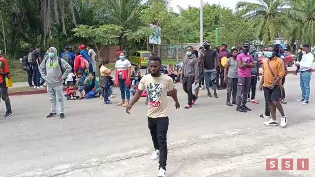 Susana Solis Informa MIGRANTES bloquean carretera Palenque-Catazajá