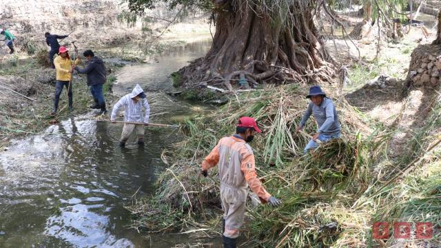 Susana Solis Informa RETIRAN  maleza, basura y escombro del río Sabinal
