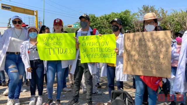 Susana Solis Informa PROTESTAN exuniversitarios por falta de entrega de títulos profesionales