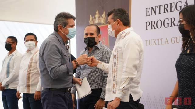 Susana Solis Informa Reciben Vecinos Vigilantes equipamiento en Tuxtla