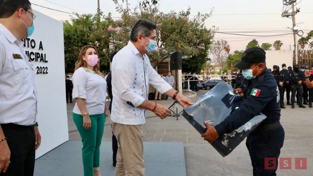 Susana Solis Informa Entrega Carlos Morales uniformes a policías de Tuxtla y reconoce su labor en combate a la delincuencia