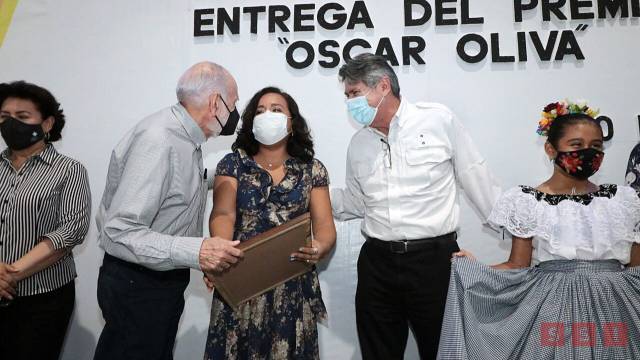 Susana Solis Informa Alcalde Carlos Morales Vázquez otorga Premio Municipal de Poesía “Oscar Oliva” a la Poeta Beatriz Pérez Pereda