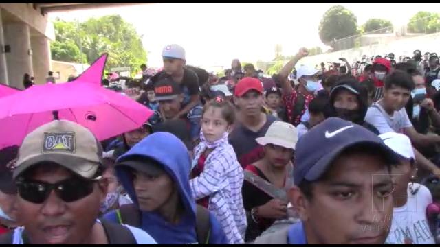 Susana Solis Informa AVANZAN migrantes, rompen primer filtro policiaco