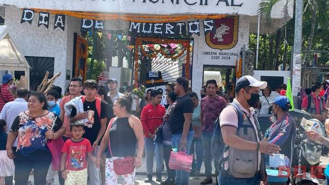 Susana Solis Informa MÁS de 162 mil personas visitan panteones de Tuxtla