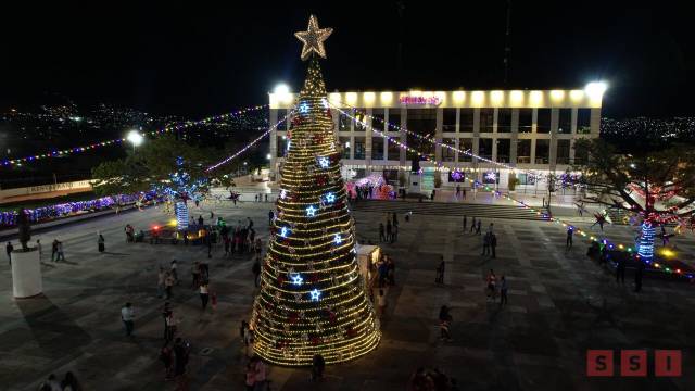 Susana Solis Informa Encabeza Carlos Morales encendido del árbol de navidad en la plaza central del Ayuntamiento