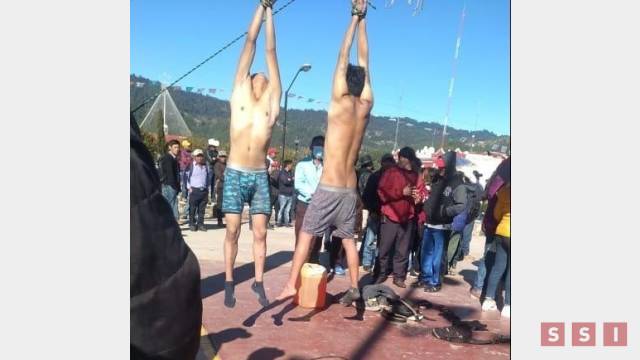 Susana Solis Informa CUELGAN a hombres acusados de robo de vehículos en Huixtán