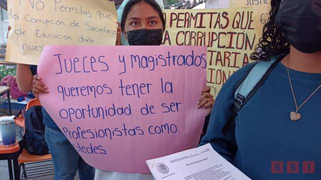 Susana Solis Informa Alumnos marchan para ser reinscritos a la Normal del Estado