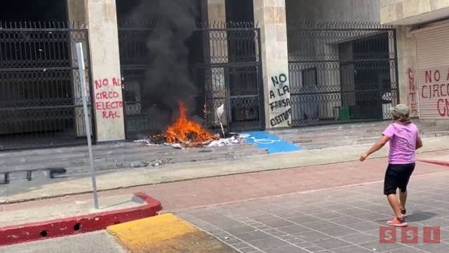 Susana Solis Informa CNTE VANDALIZA Congreso del Estado y quema propaganda electoral