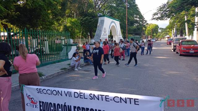 Susana Solis Informa PROTESTAN maestros de la Sección 7 por cadena de cambios arbitraria