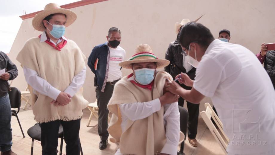 SE VACUNAN autoridades de los municipios indígenas de Chanal y Tenejapa - Susana Solis Informa