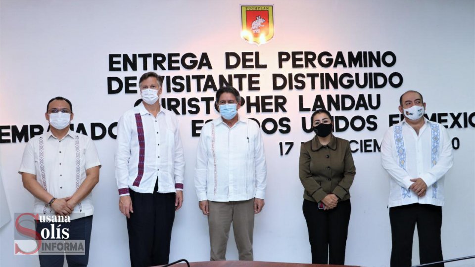 EL alcalde Carlos Morales Vázquez otorgó el pergamino de visitante distinguido al embajador Christopher Landau