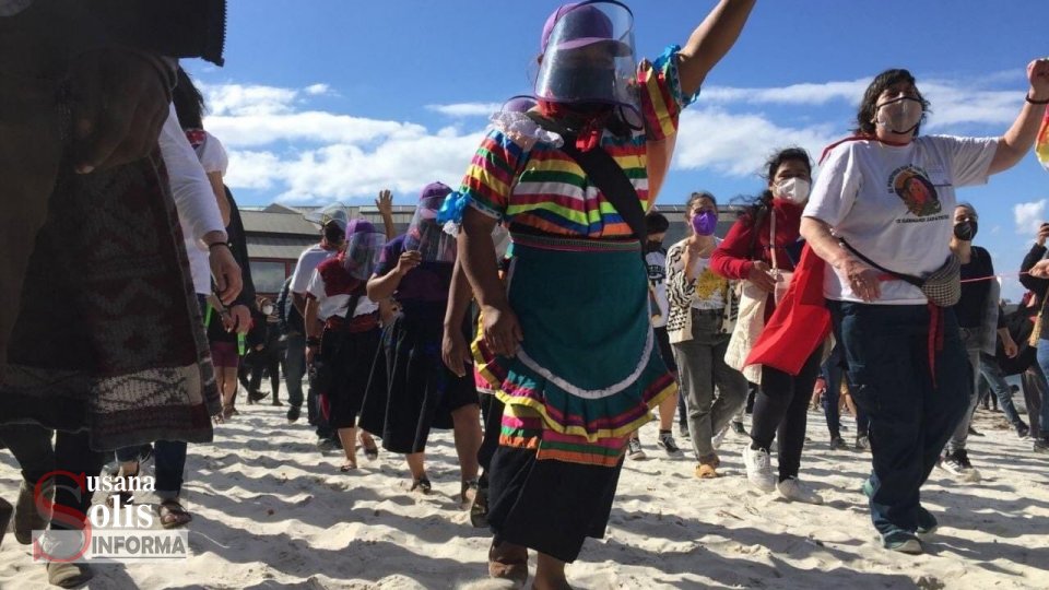 Las zapatistas dieron un mensaje durante el acto de bienvenida que se realizó en un parque junto a la playa