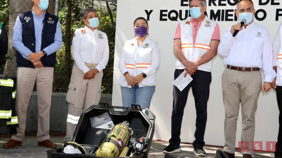 Luis Manuel García Moreno y Carlos Morales entregan equipamiento y unidad de ataque rápido a personal de PC Municipal - Susana Solis Informa