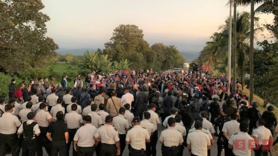 SE ENFRENTA caravana migrante con policía de Guatemala - Susana Solis Informa