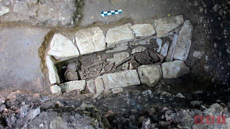 Se trata de un personaje de la nobleza maya enterrada con ofrendas como líticas y obsidiana