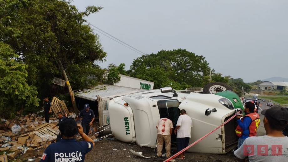 PIERDE la vida motociclista por observar accidente de tráiler - Susana Solis Informa