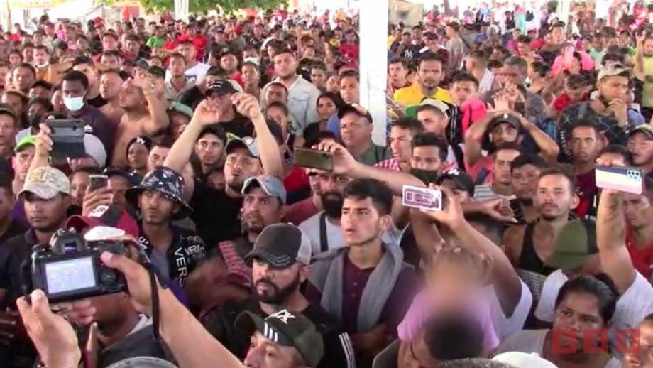 FRENAN caravana migrante en Chiapas; INM promete permisos por 30 días - Susana Solis Informa
