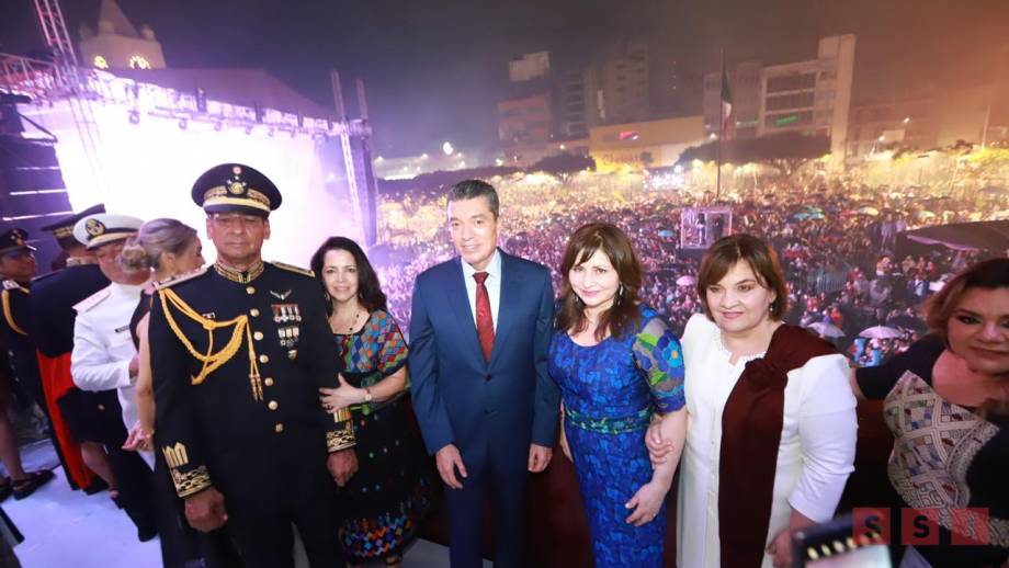 El gobernador estuvo acompañado de su esposa Rosalinda López Hernández; representantes de las Fuerzas Armadas y titulares de los poderes Judicial y Legislativo