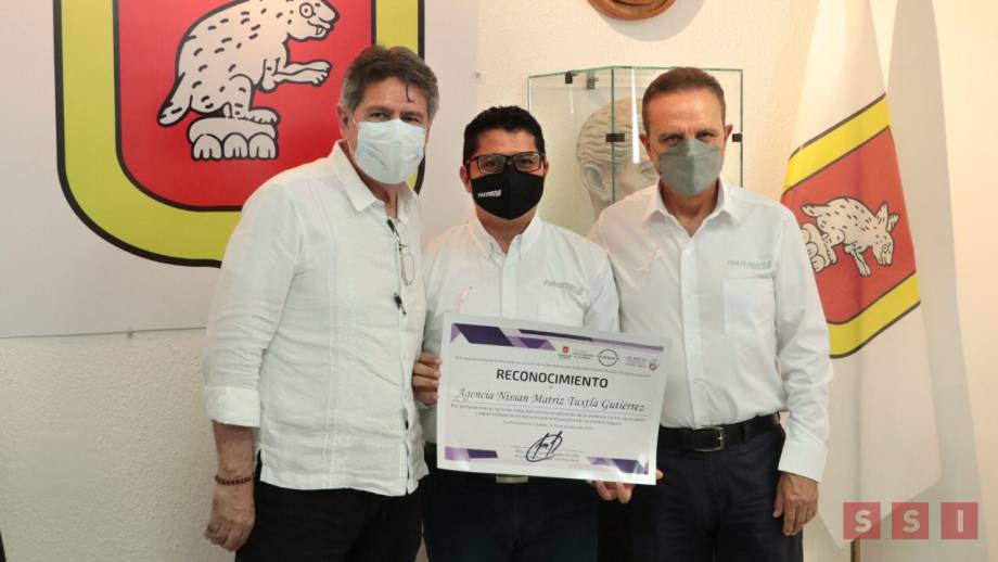 Entrega Carlos Morales placa de “Construyendo espacios seguros para mujeres” a Grupo Farrera - Susana Solis Informa