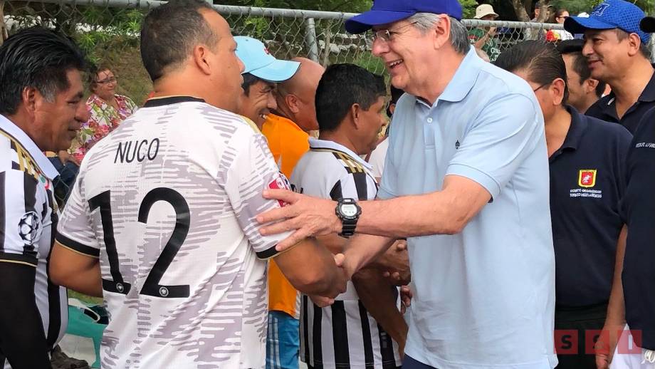 Mejora Carlos Morales condiciones de la cancha de fútbol del parque de la colonia La Gloria - Susana Solis Informa