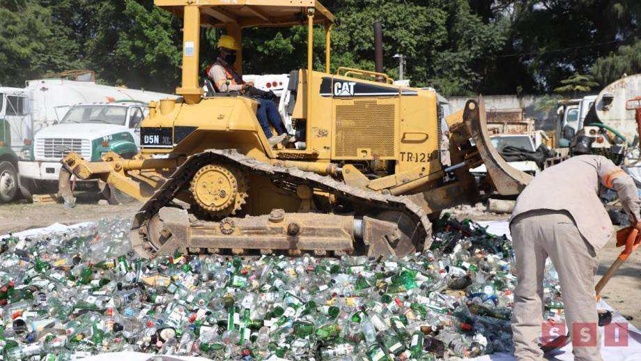 Destruyen en Tuxtla 12 mil botellas vacías de bebidas embriagantes para combatir la venta de alcohol adulterado - Susana Solis Informa