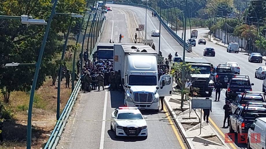 RESCATAN a 269 migrantes que viajaban hacinados en tráiler; 20 son infantes - Susana Solis Informa