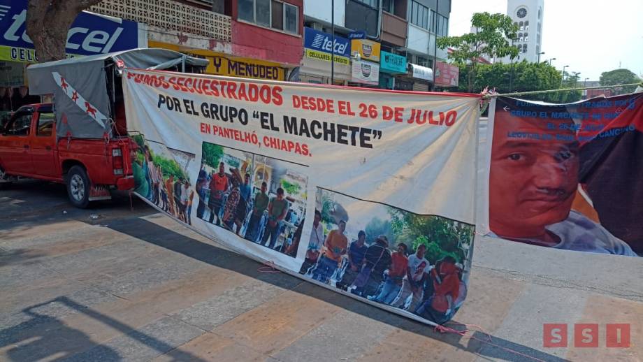 Bloquean avenida central familiares de los 21 desaparecidos de Pantelhó - Susana Solis Informa