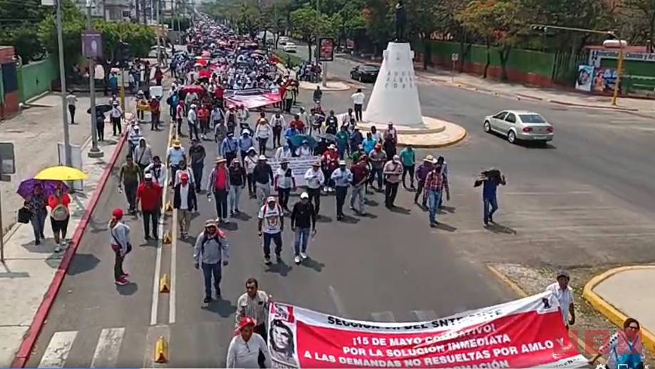 Marchan maestros; piden a los gobiernos estatal y federal atiendan su pliego petitorio - Susana Solis Informa