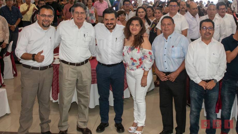 El presidente municipal de Tuxtla celebra el Día del Maestro junto al director del IMSS Susana Solis Informa