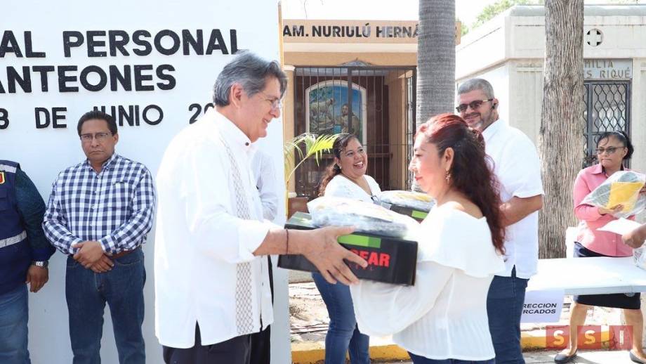 Entregó uniformes a la Dirección de Obras Viales, a personal operativo, supervisores y topógrafos, entregando un total de 238   paquetes