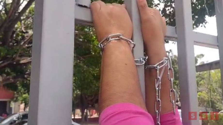 MAESTROS destituidos del COBACH se encadenan a las rejas de la Secretaría de Educación - Susana Solis Informa