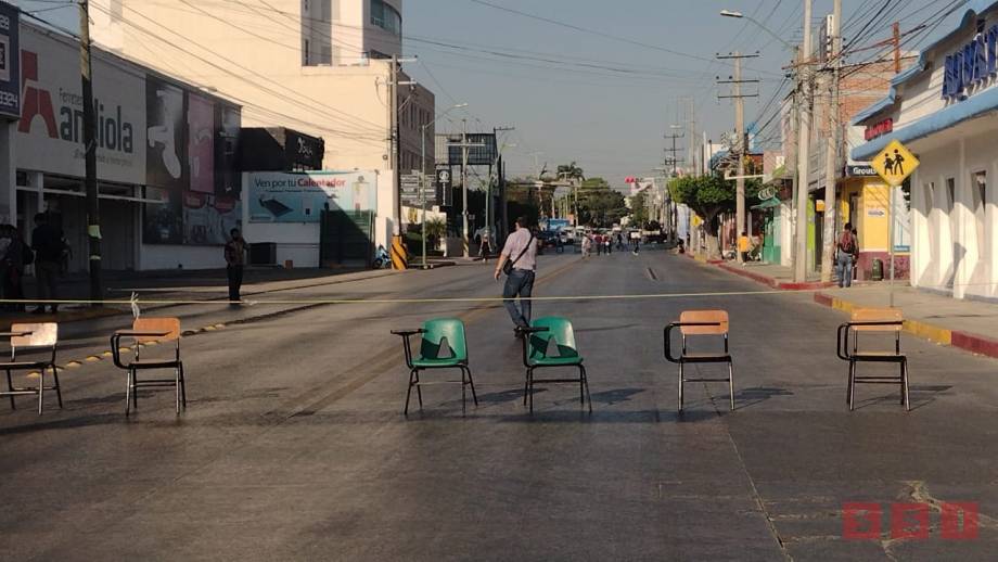 BLOQUEAN calle de Tuxtla Gutiérrez; piden más personal docente - Susana Solis Informa