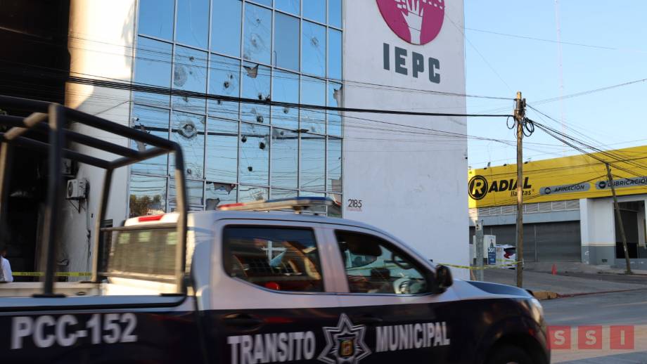 PRESUNTOS normalistas quebraron cristales del IEPC