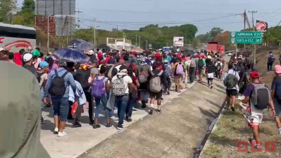 CIENTOS de migrantes salen en caravana desde Tapachula Susana Solis Informa
