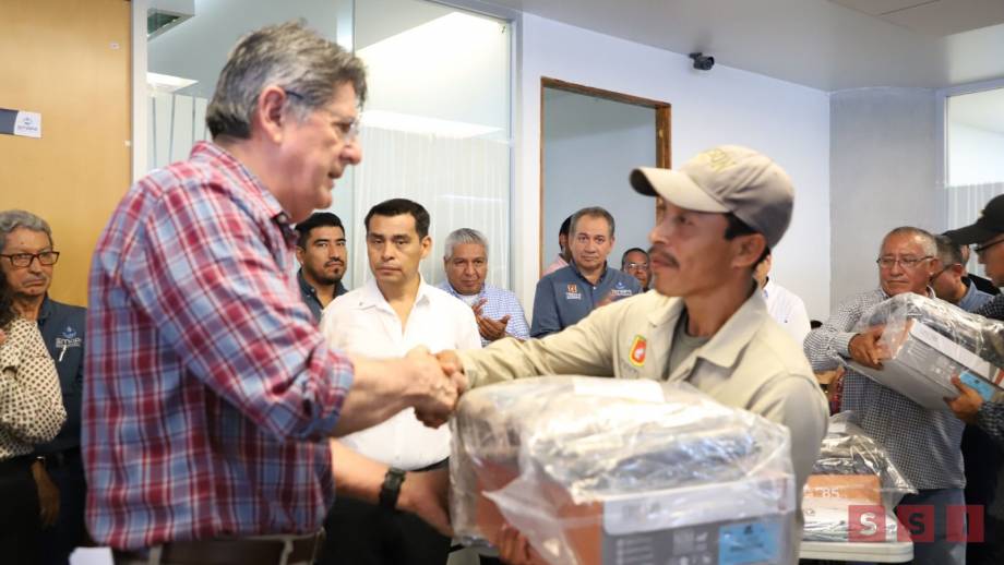 Alcalde Carlos Morales Vázquez entrega reconocimientos por logros destacados a al personal de SMAPA - Susana Solis Informa