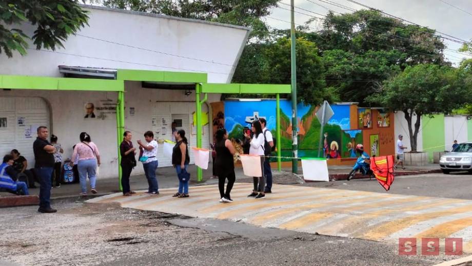 MADRES DE FAMILIA bloquean calles por inconformidades en escuela secundaria Susana Solis Informa