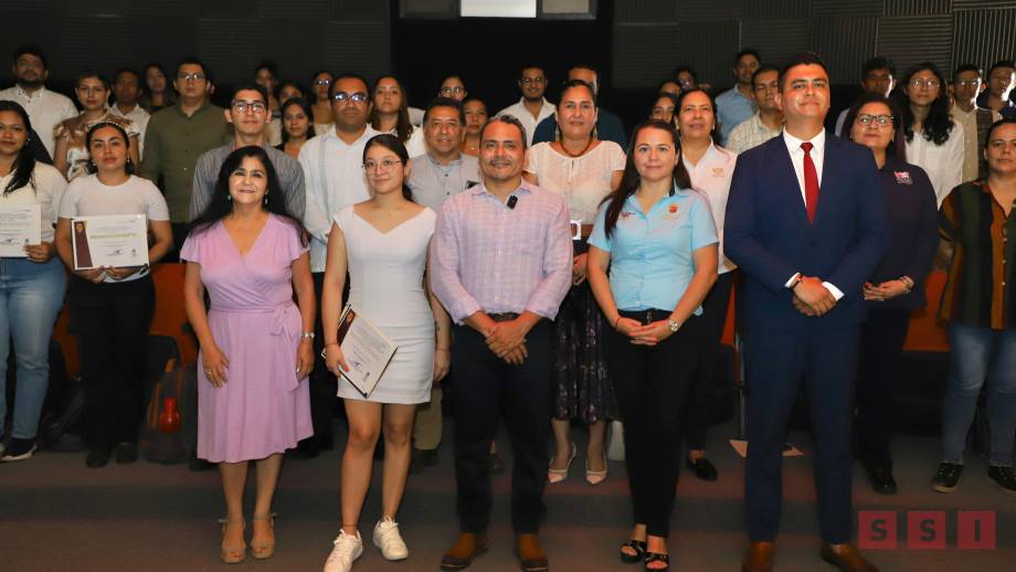 Entrega Helmer Ferras apoyos de becas tesis de licenciatura y posgrado Susana Solis Informa