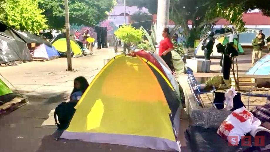 CONTINÚAN migrantes en Parque Santo Domingo; se niegan a desalojar - Susana Solis Informa