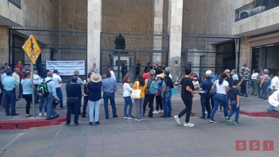 PROTESTAN jubilados y pensionados por pago de bonos; no les pagaron en la administración pasada - Susana Solis Informa