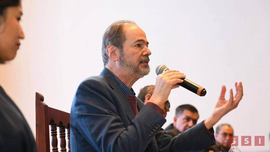 Presenta Juan Villoro su libro “No soy un robot” en la UNACH - Susana Solis Informa